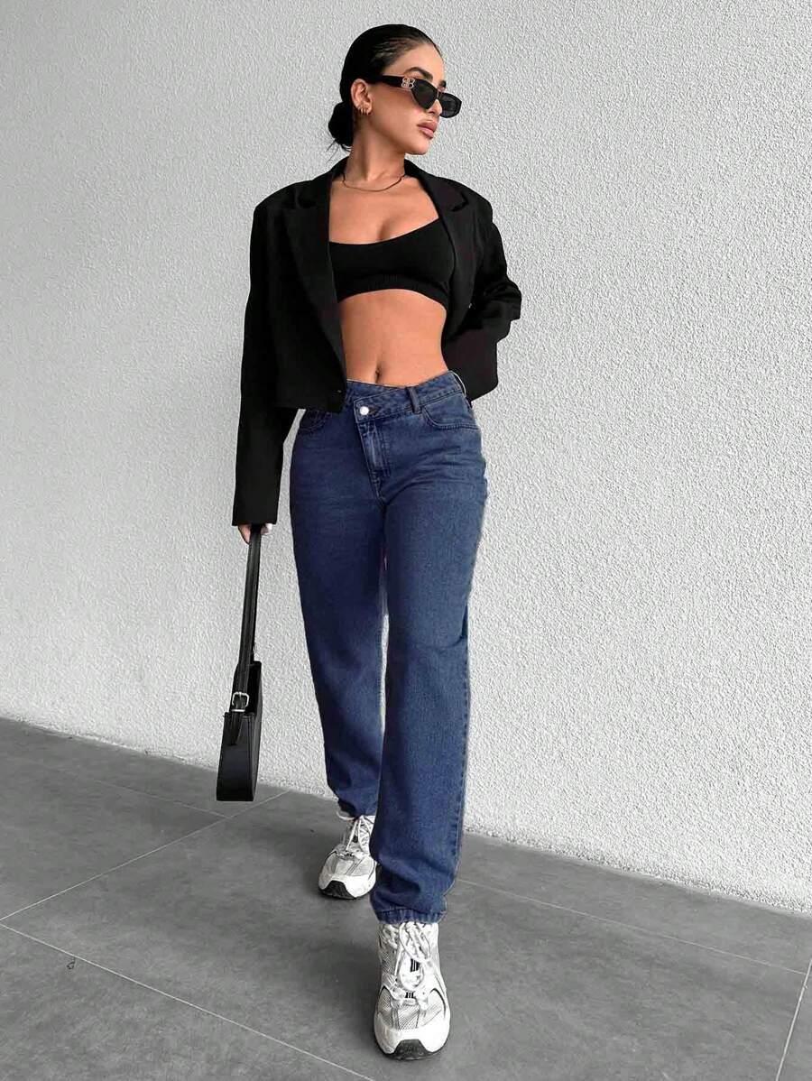 niebieskie proste spodnie jeans z asymetryczną talią