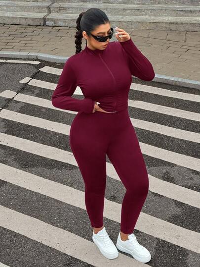 czerwony komplet top bluza legginsy