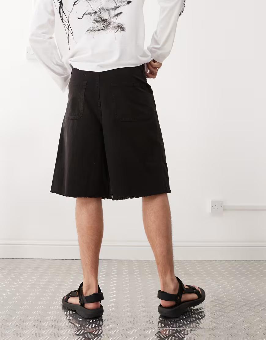 czarne spodenki jeans