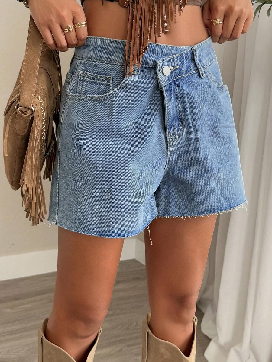 niebieskie spodenki jeans