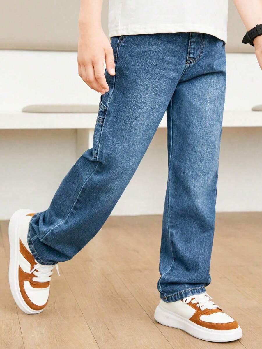niebieskie spodnie jeansowe