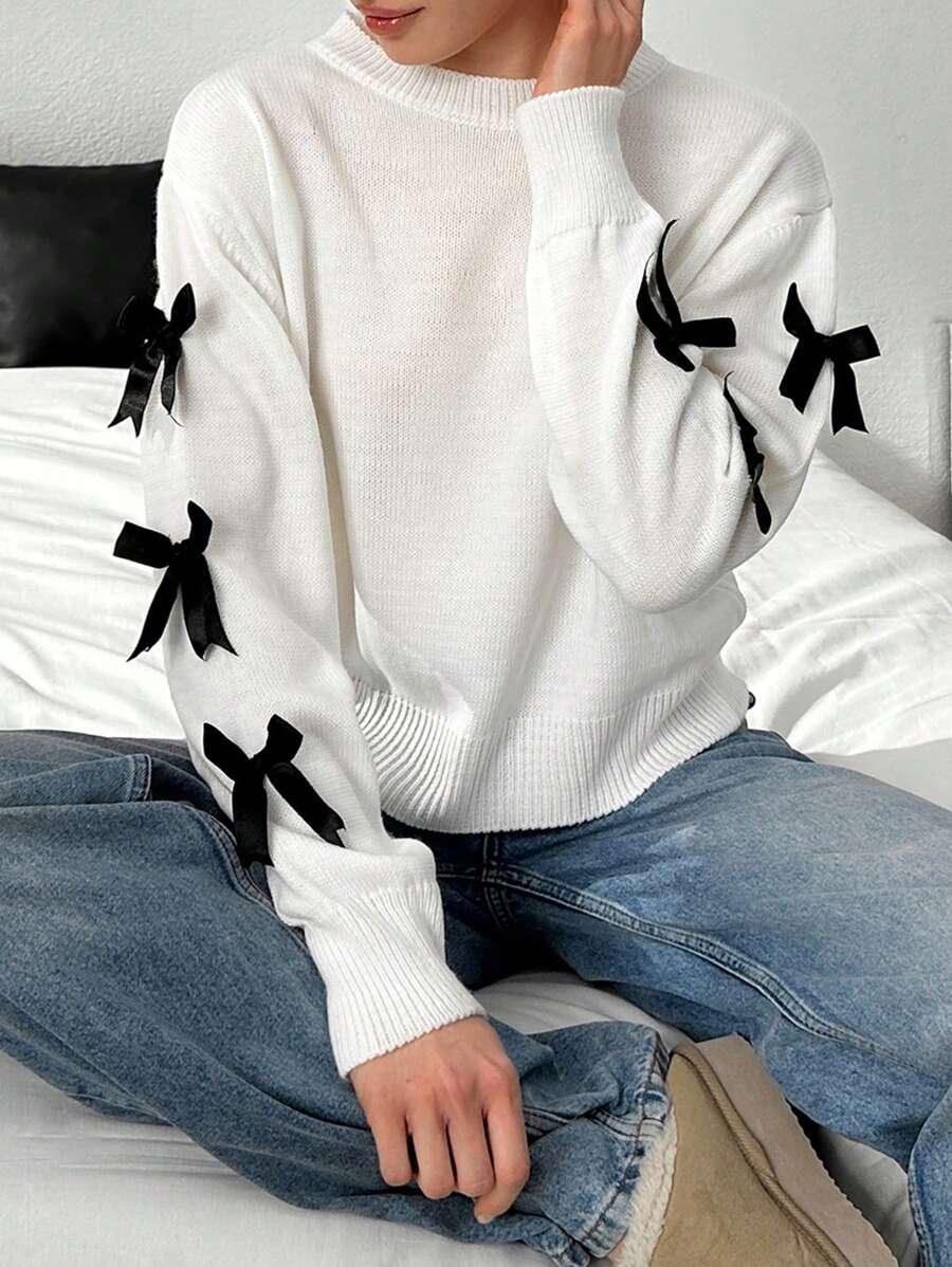 SWETER Z KOKARDKAMI