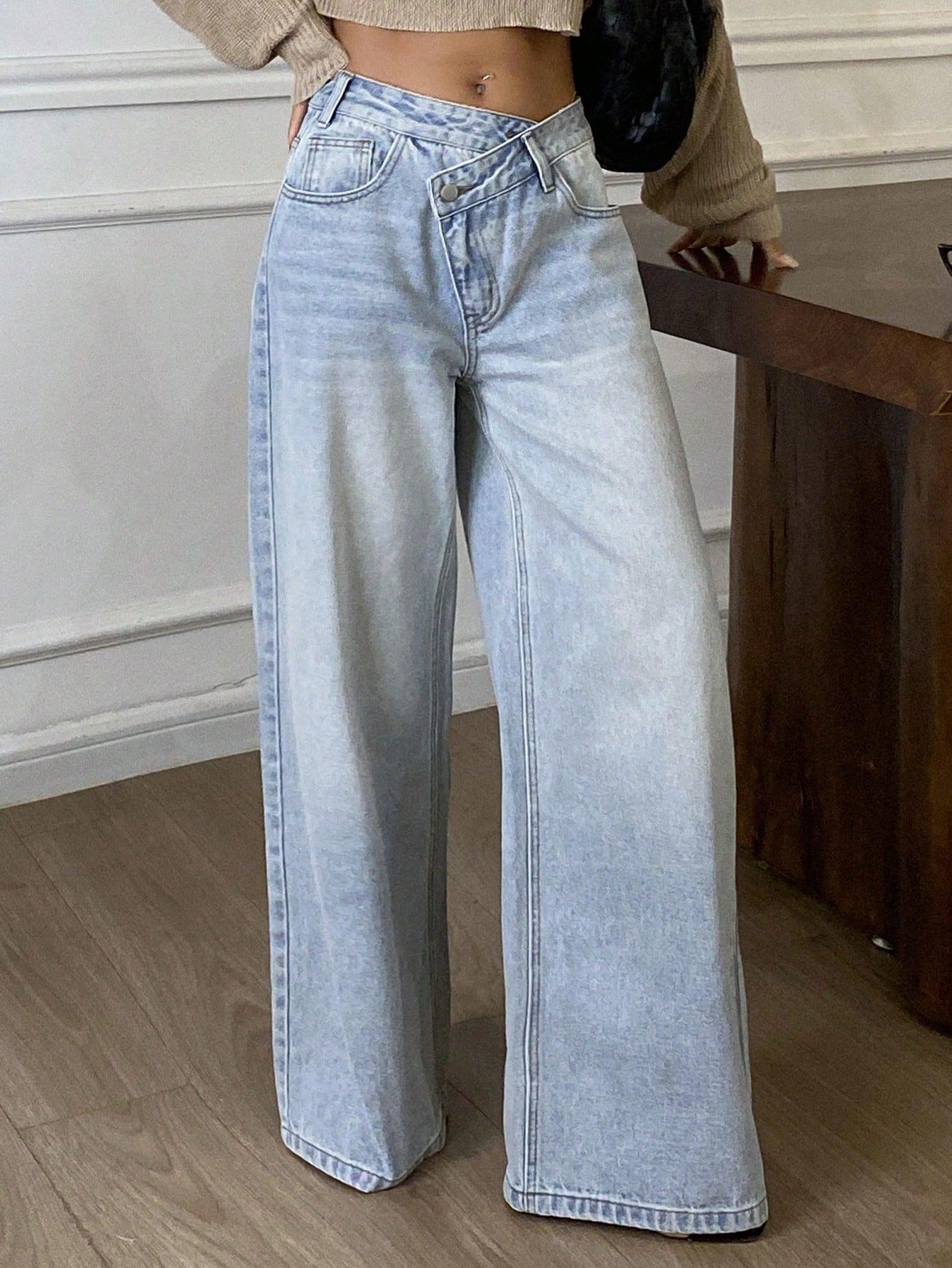 niebieskie spodnie jeans