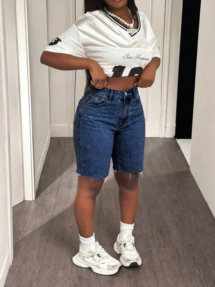 niebieskie krótkie spodenki jeans