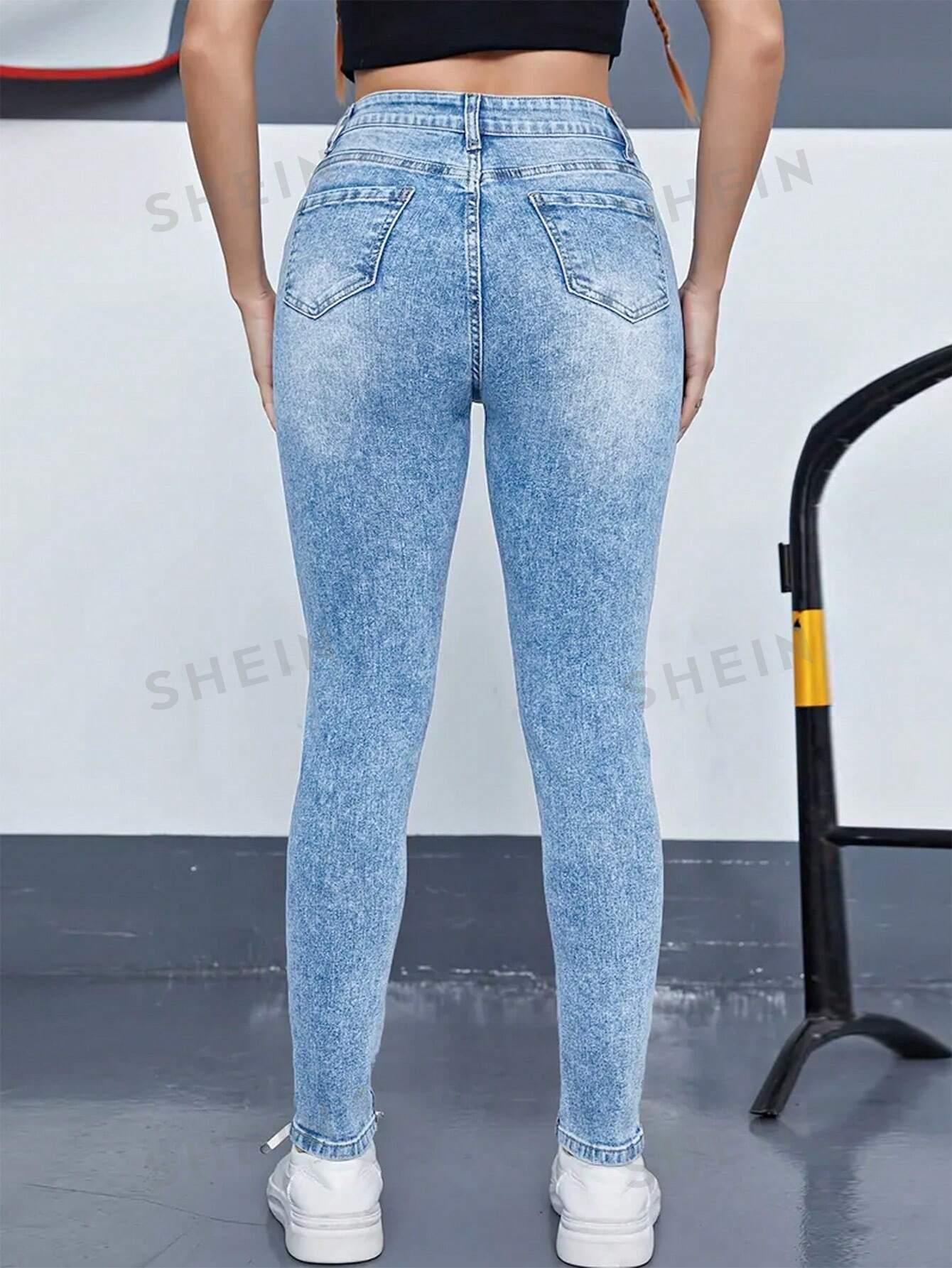 niebieskie jeansowe spodnie 