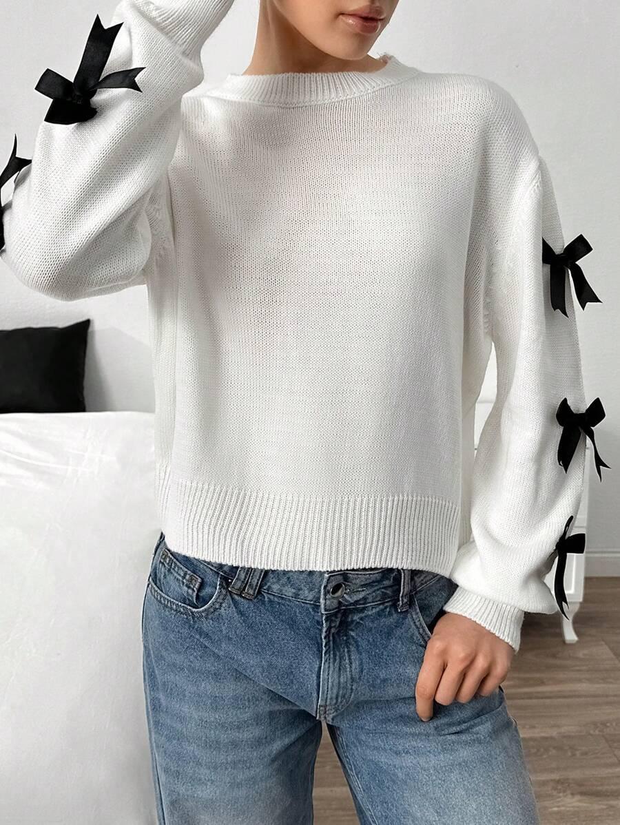 SWETER Z KOKARDKAMI