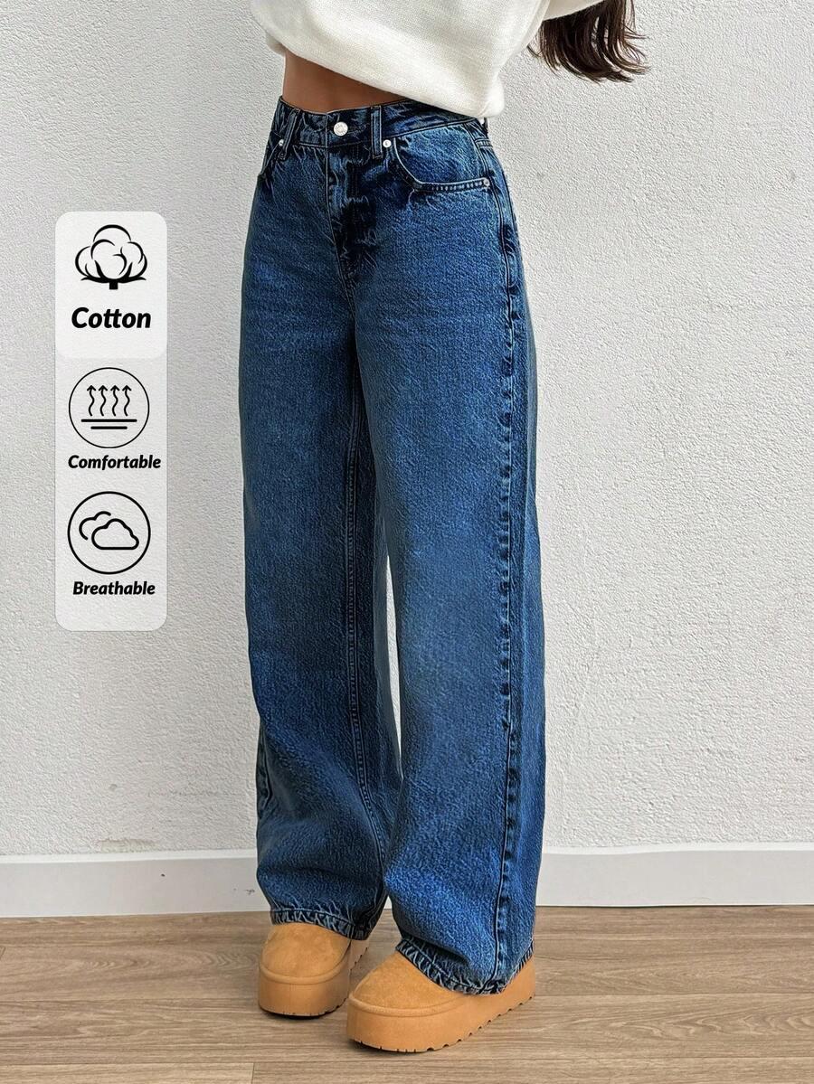 niebieskie spodnie jeans