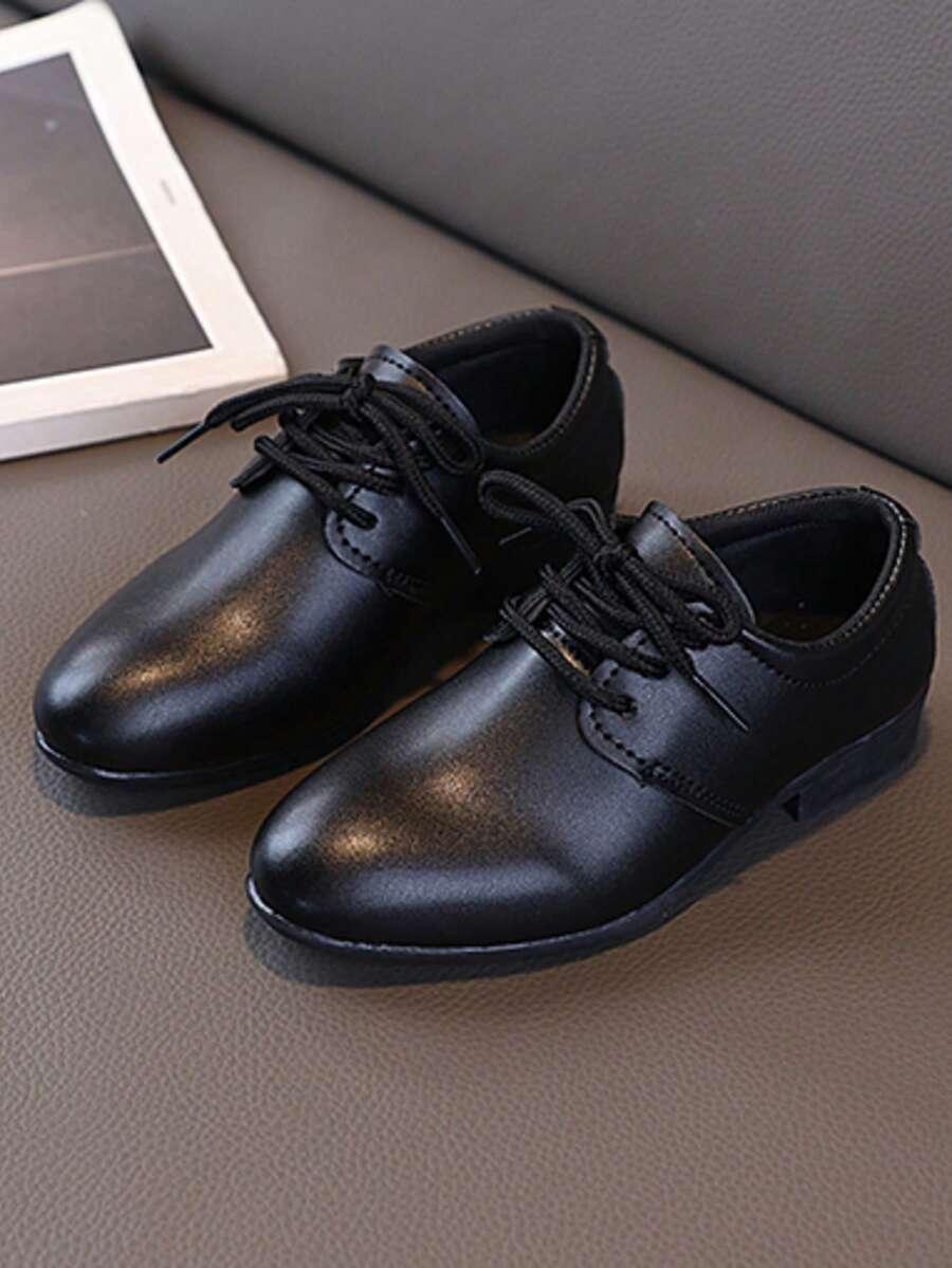 czarne sznurowane buty