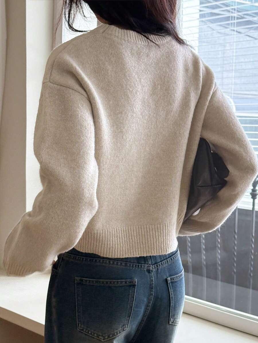 beżowy sweter okrągły dekolt