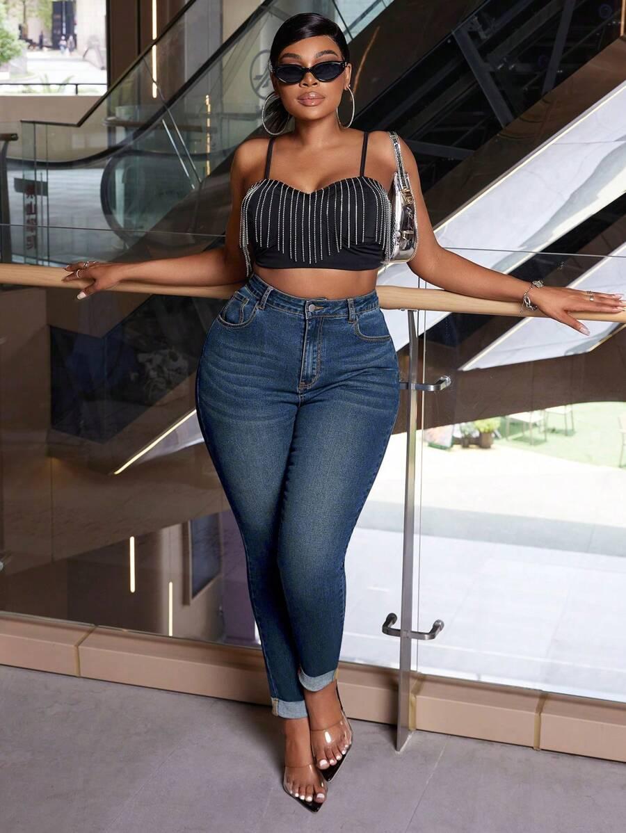 niebieskie spodnie jeans rurki