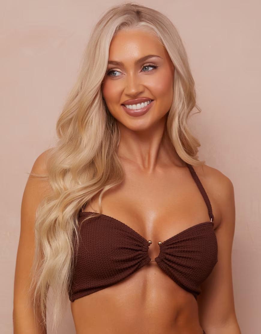brązowa góra od bikini testura