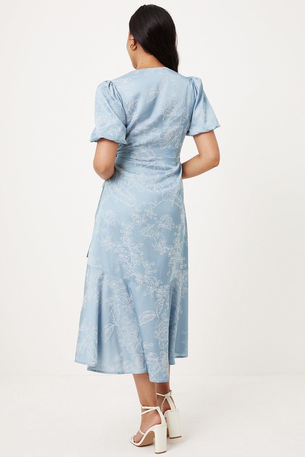 satynowa niebieska sukienka falbana bufki wzór kwiaty