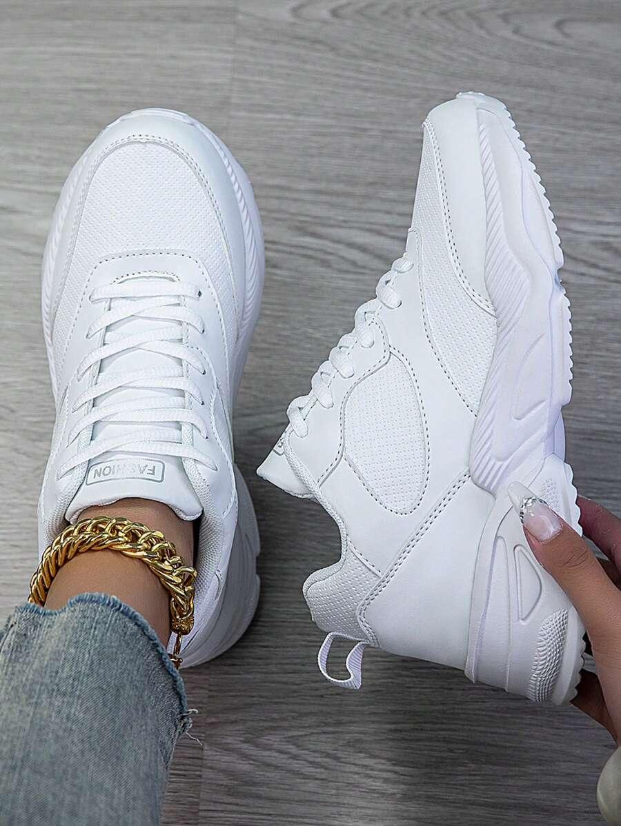 białe sznurowane buty sportowe