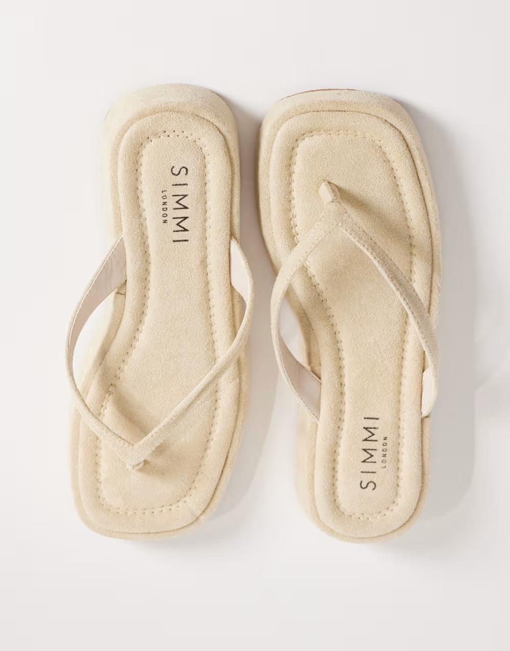 beżowe klapki japonki zamsz