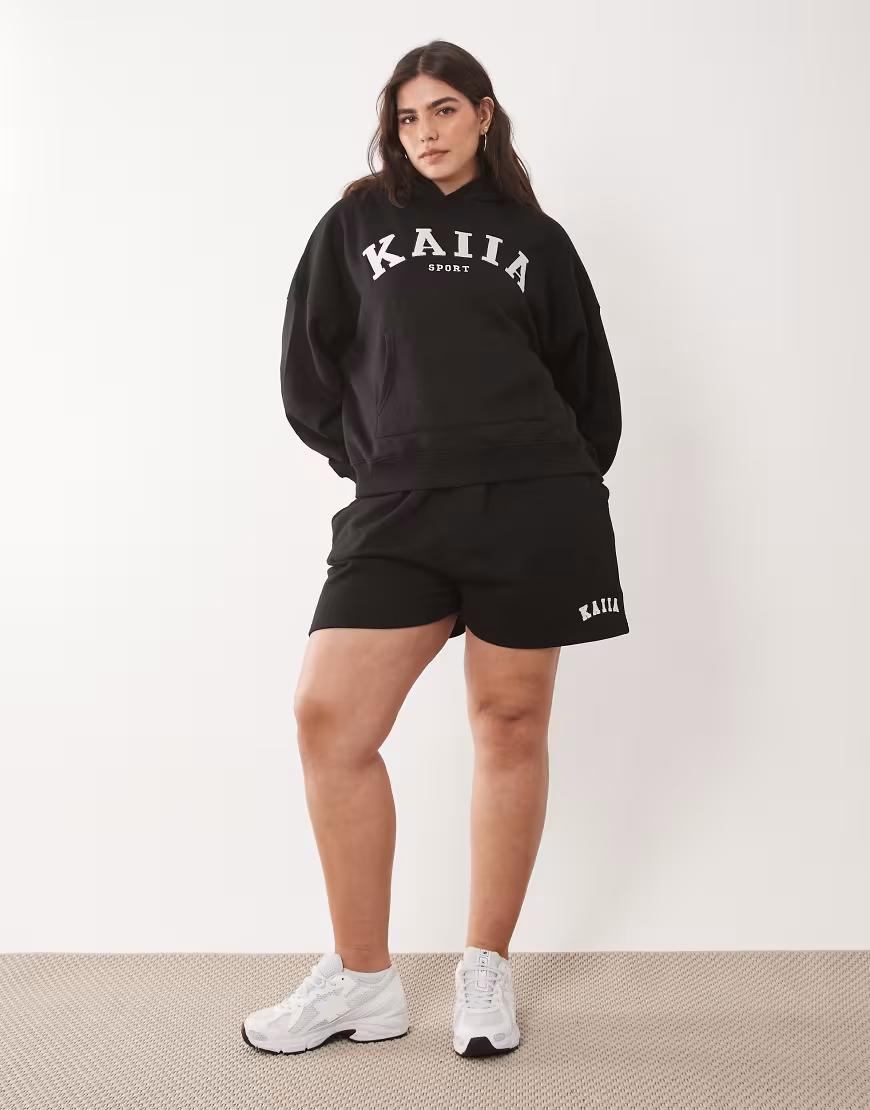 czarna bluza z kapturem logo