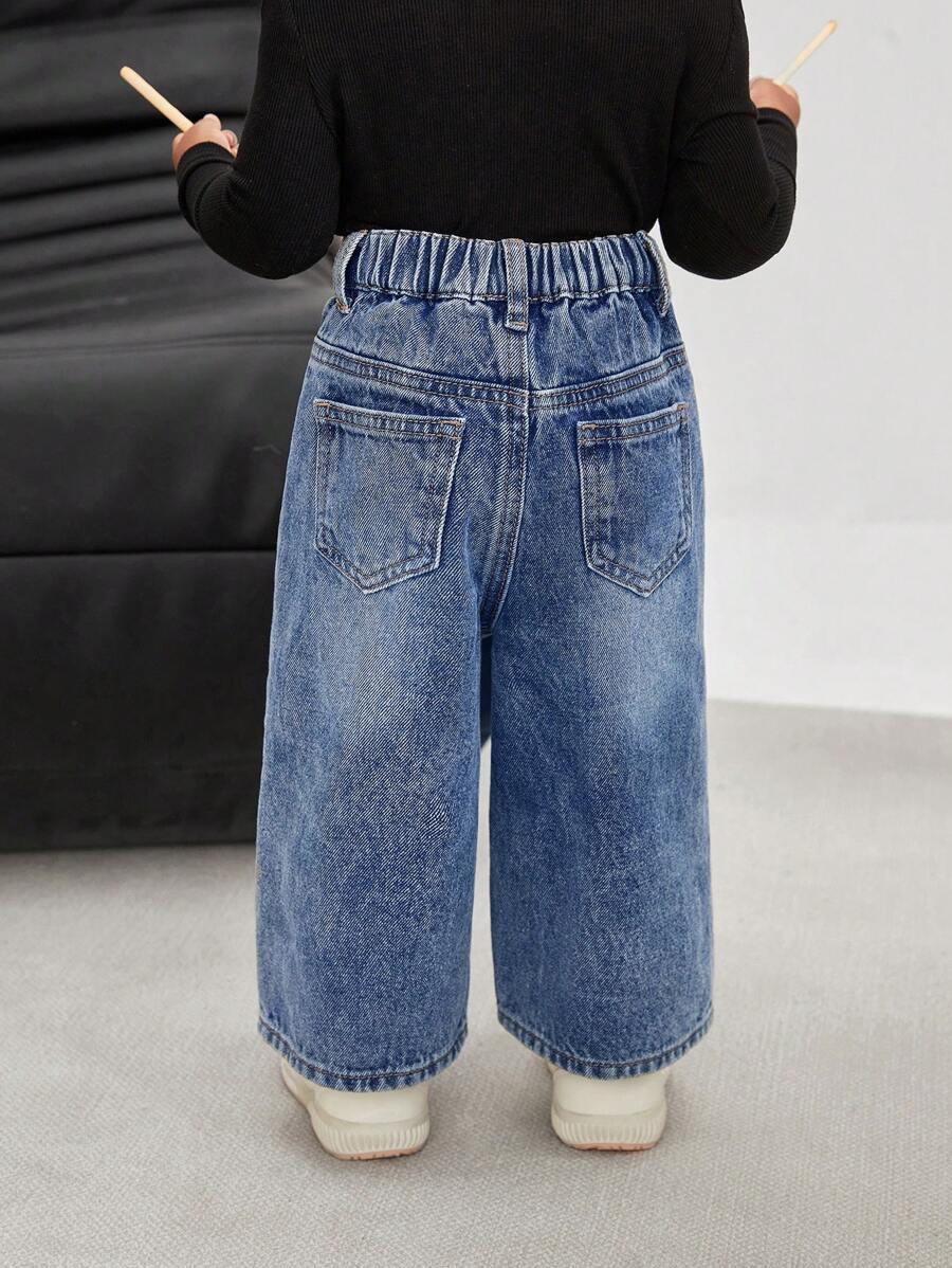 niebieskie spodenki jeans