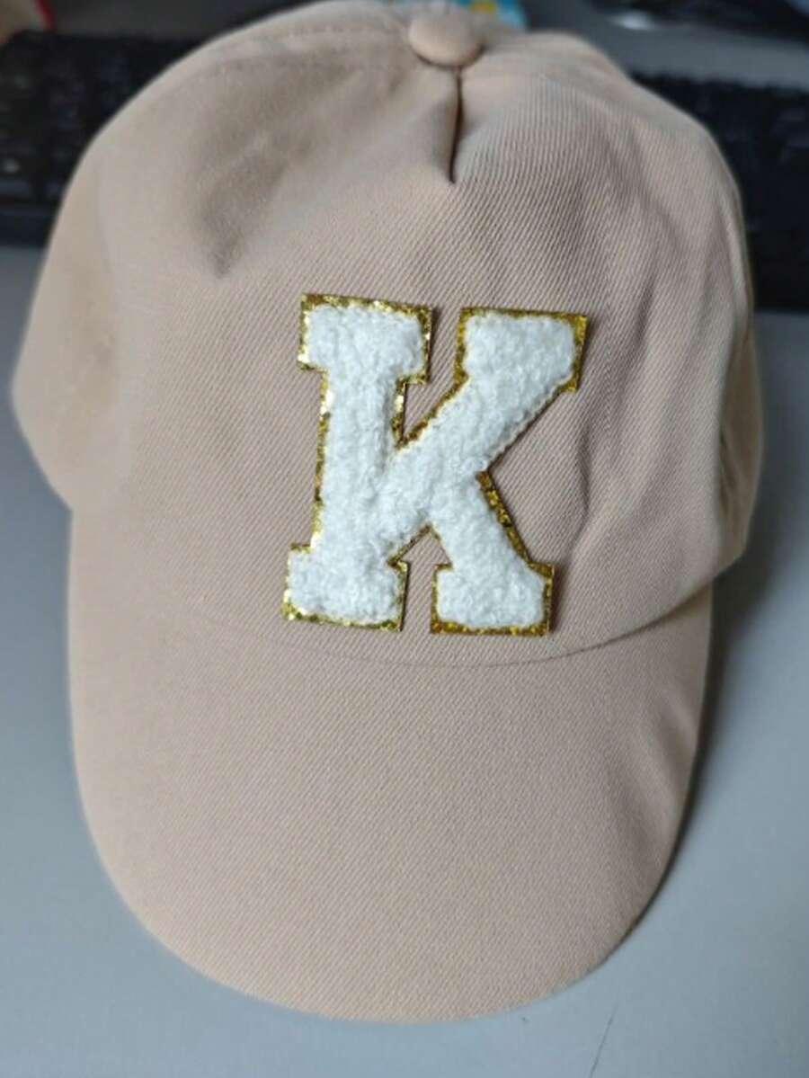 czapka z daszkiem litera v