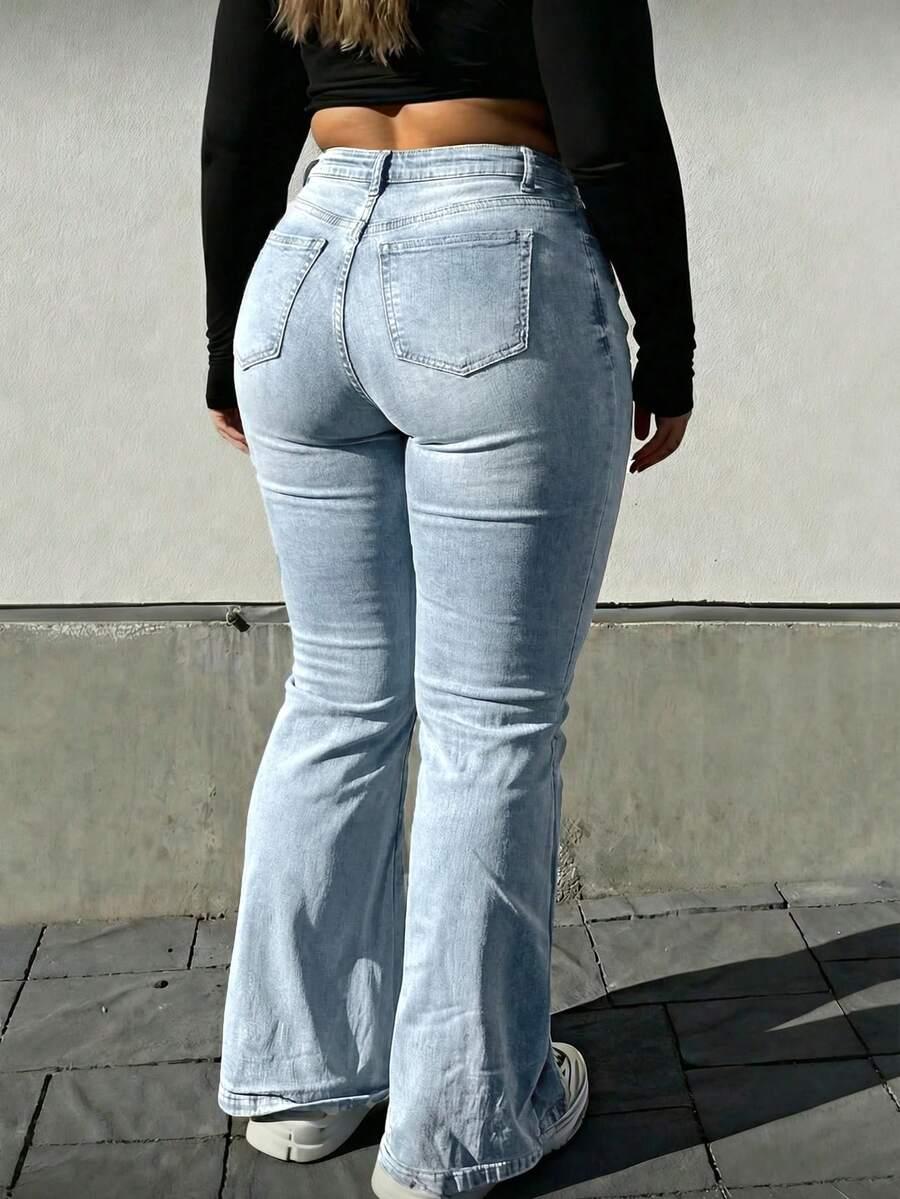 niebieskie spodnie jeans