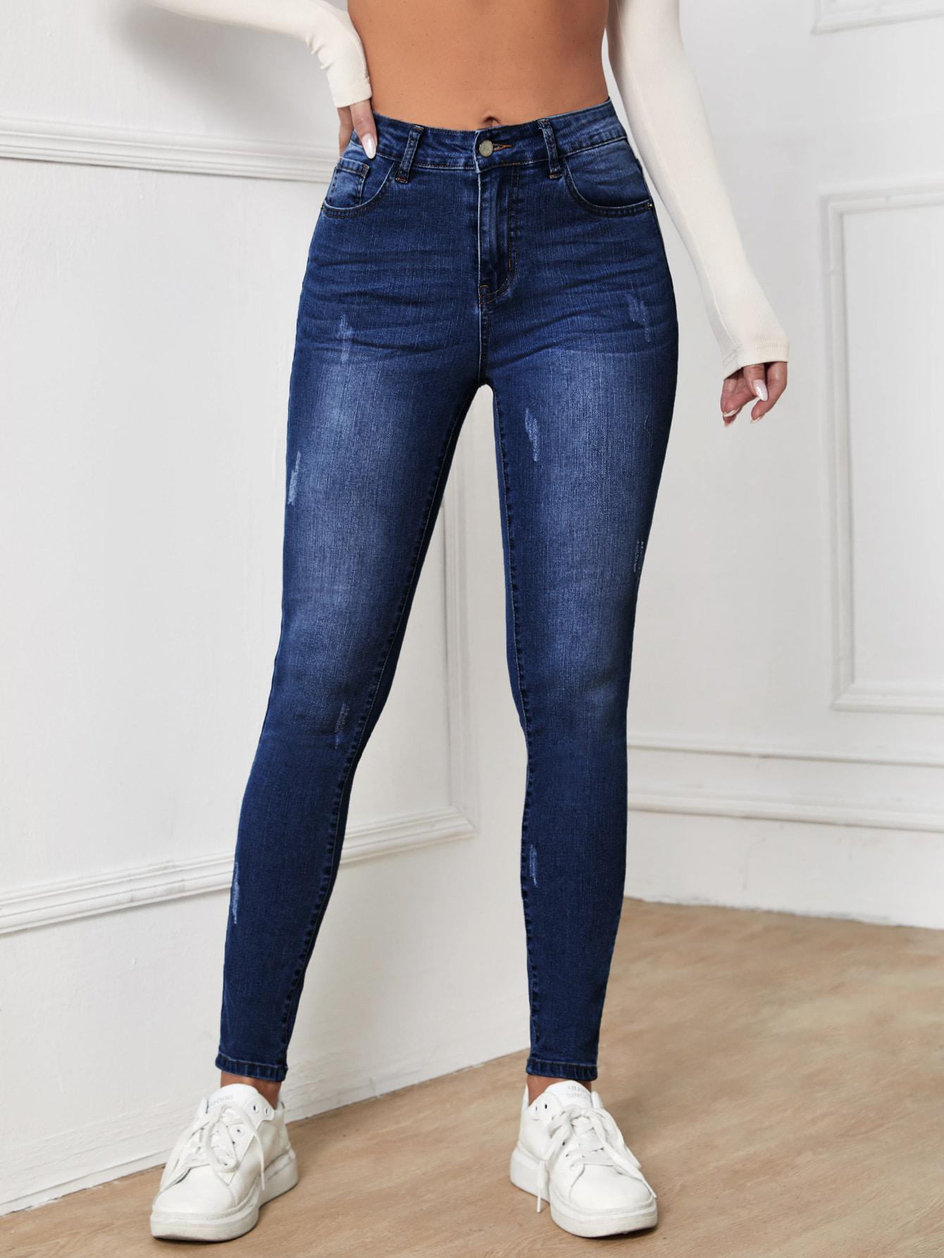 niebieskie spodnie jeans
