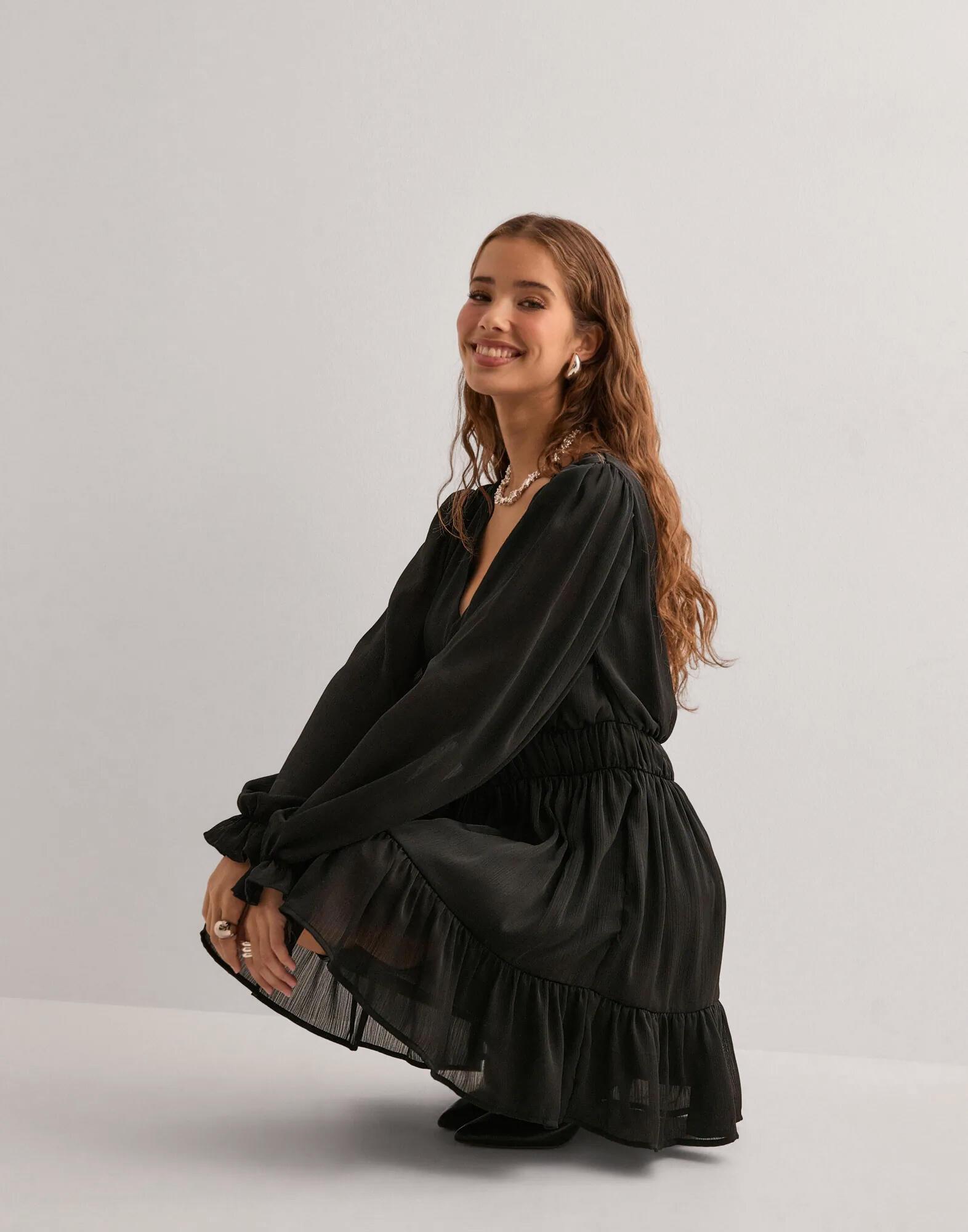 czarna sukienka falbany v neck