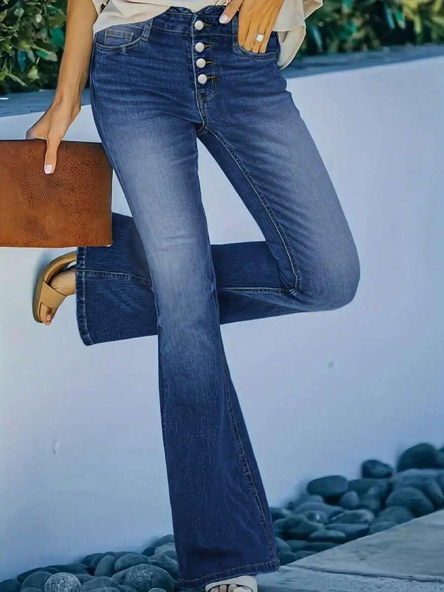 niebieskie spodnie jeans