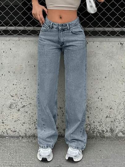 niebieskie spodnie jeans