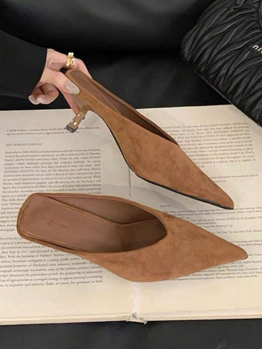 brązowe klapki obcas