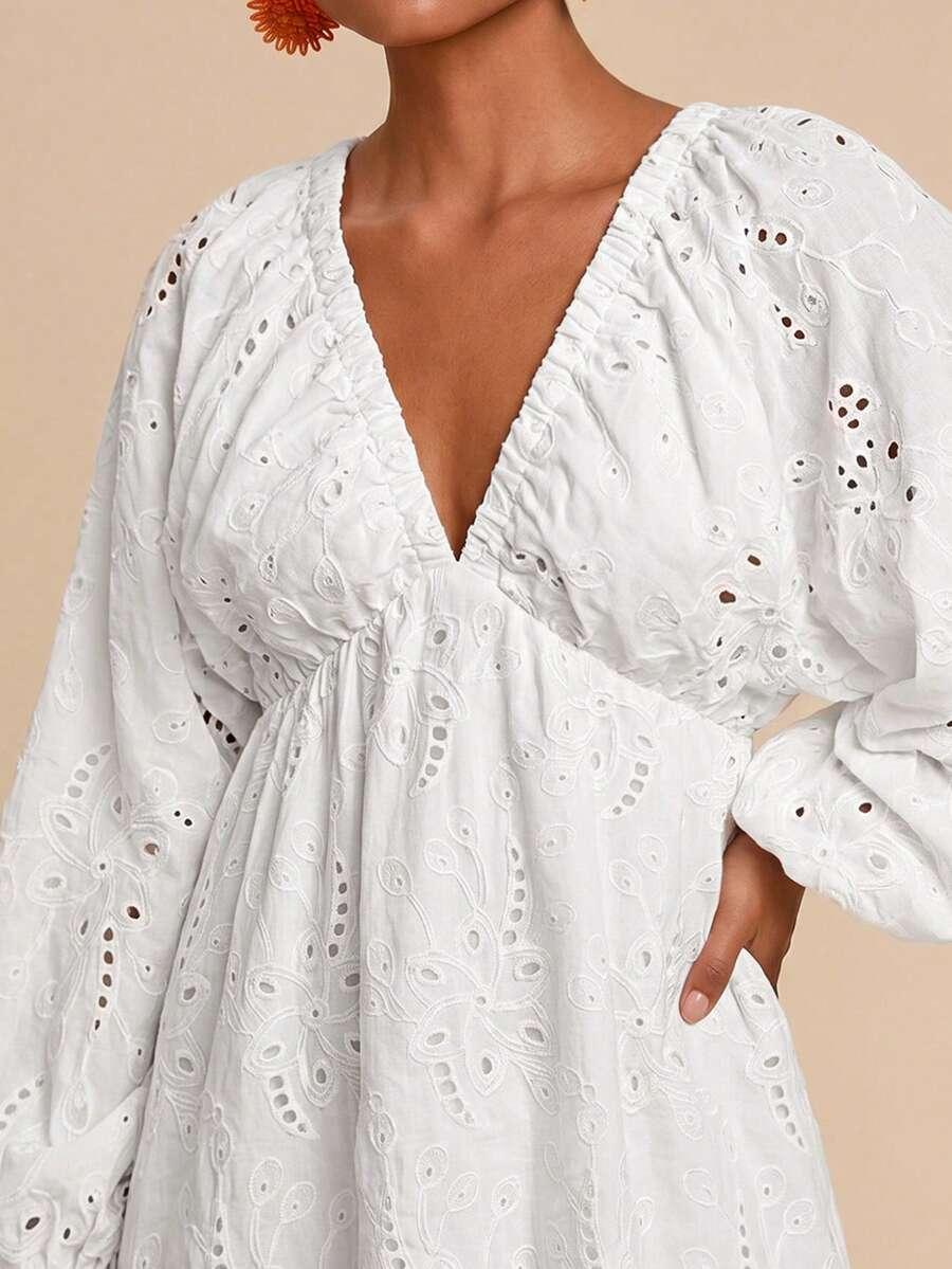 biała mini sukienka z długim rękawem v-neck