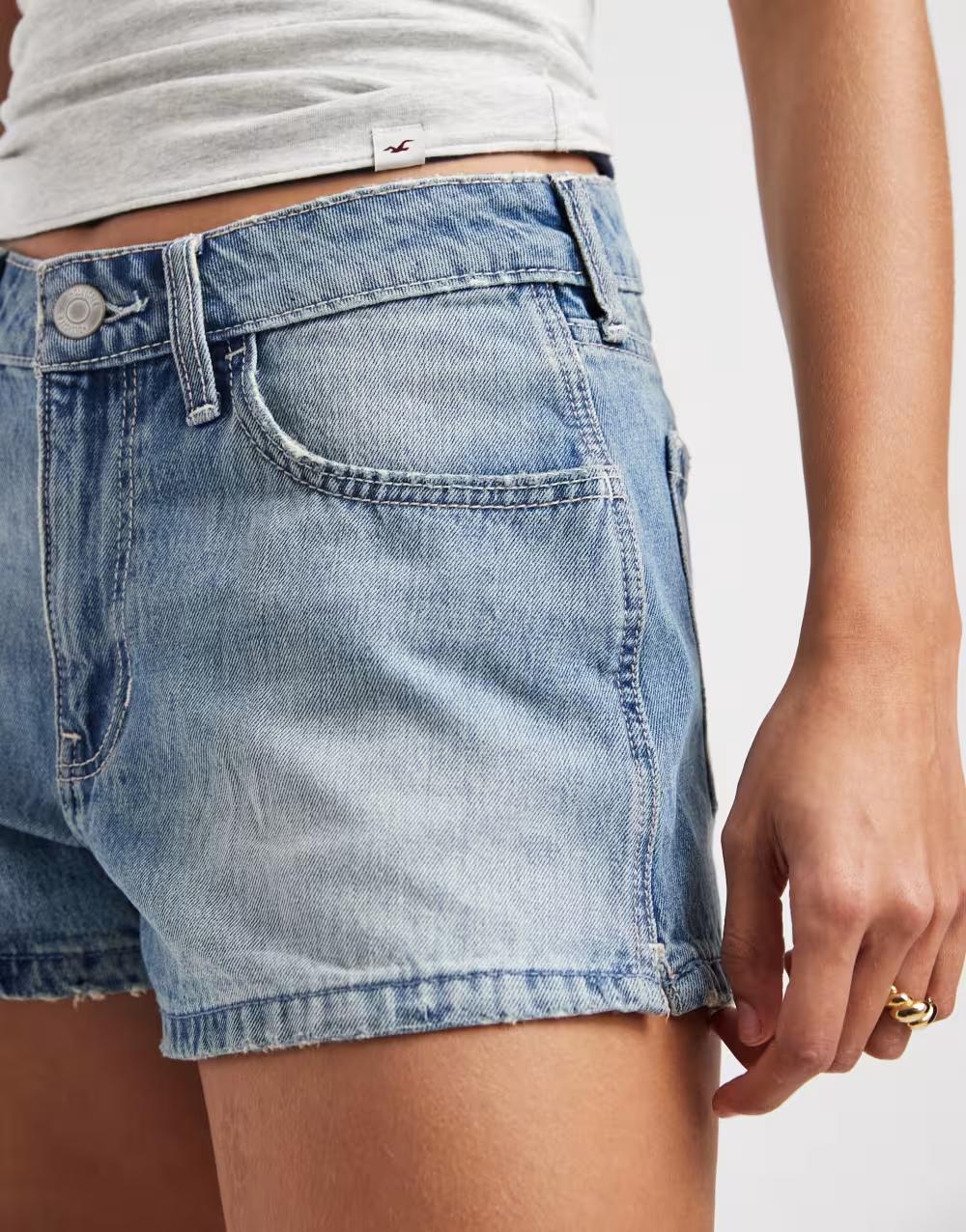 niebieskie spodenki jeans
