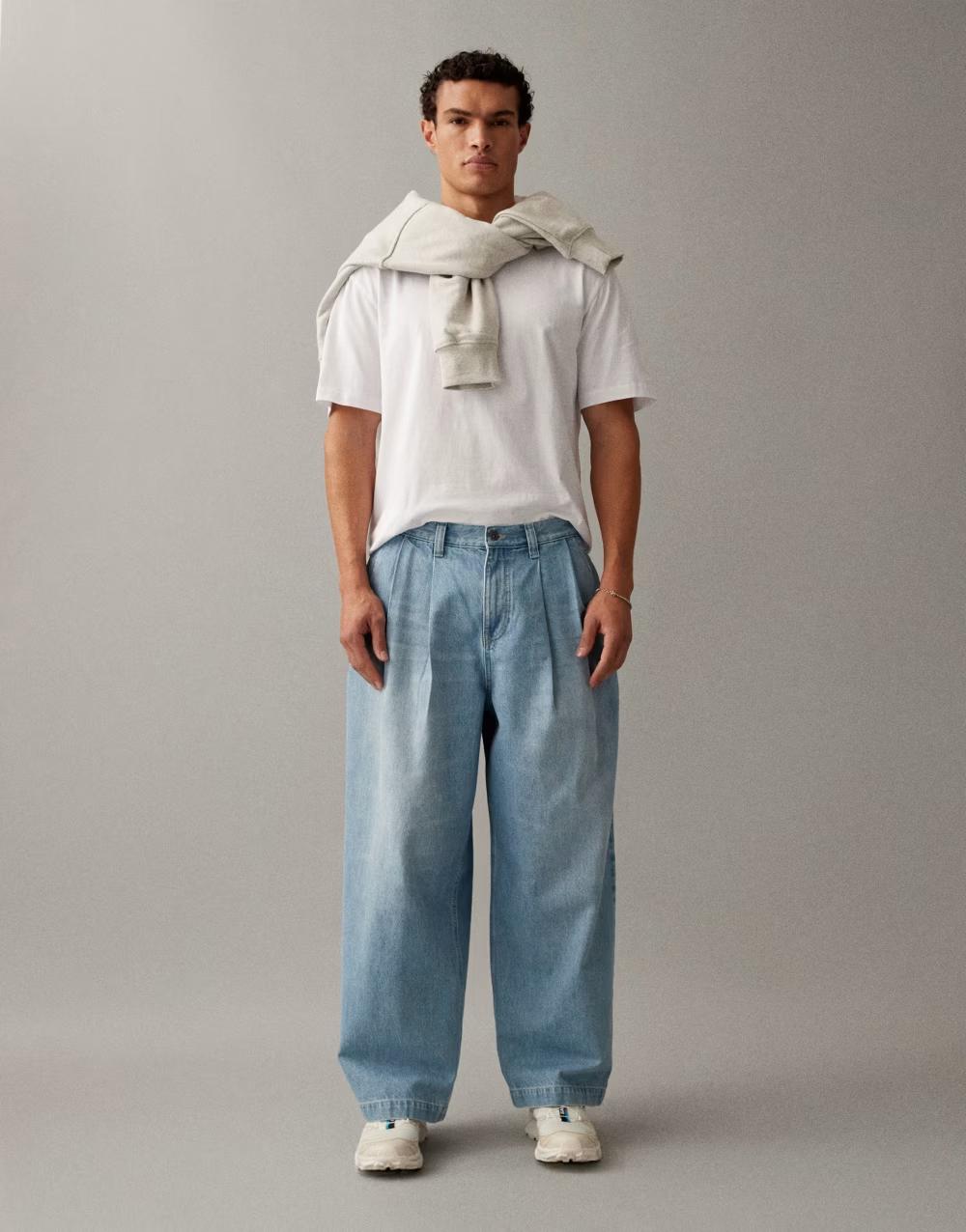 niebieskie spodnie jeans kieszenie