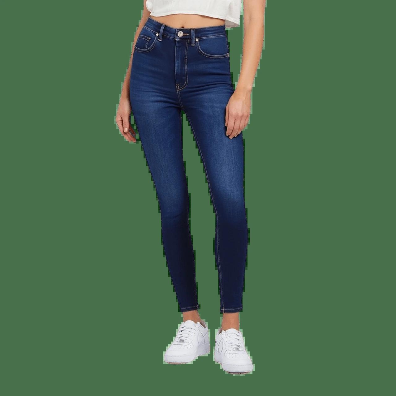 niebieskie spodnie jeans rurki