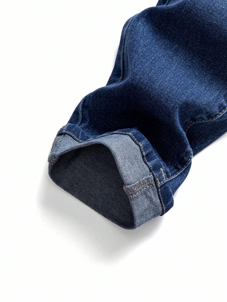 niebieskie spodnie jeans
