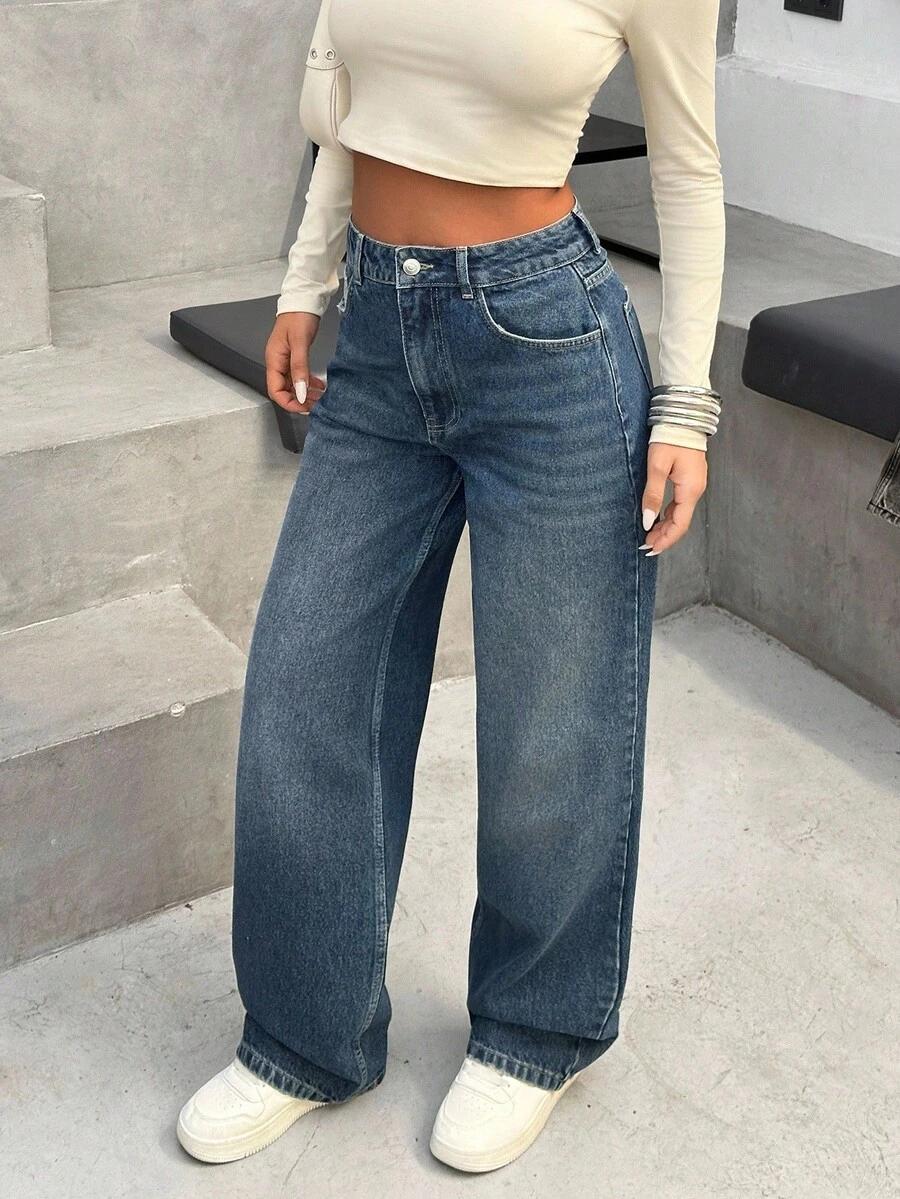 niebieskie spodnie jeans