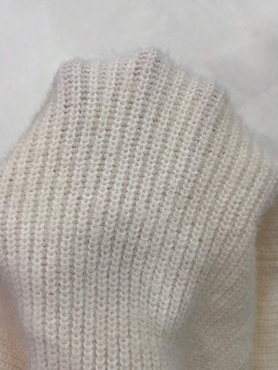 KREMOWY DZIANINOWY SWETER 
