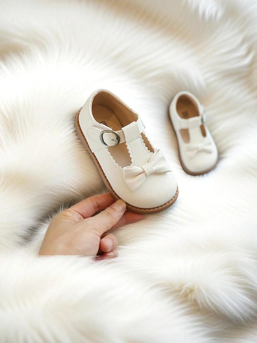 kremowe buty kokardka