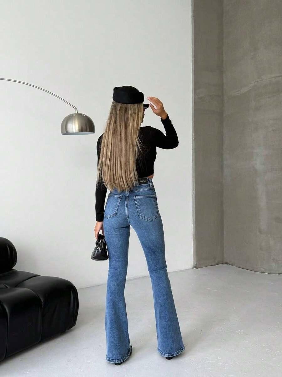 niebieskie spodnie jeans 