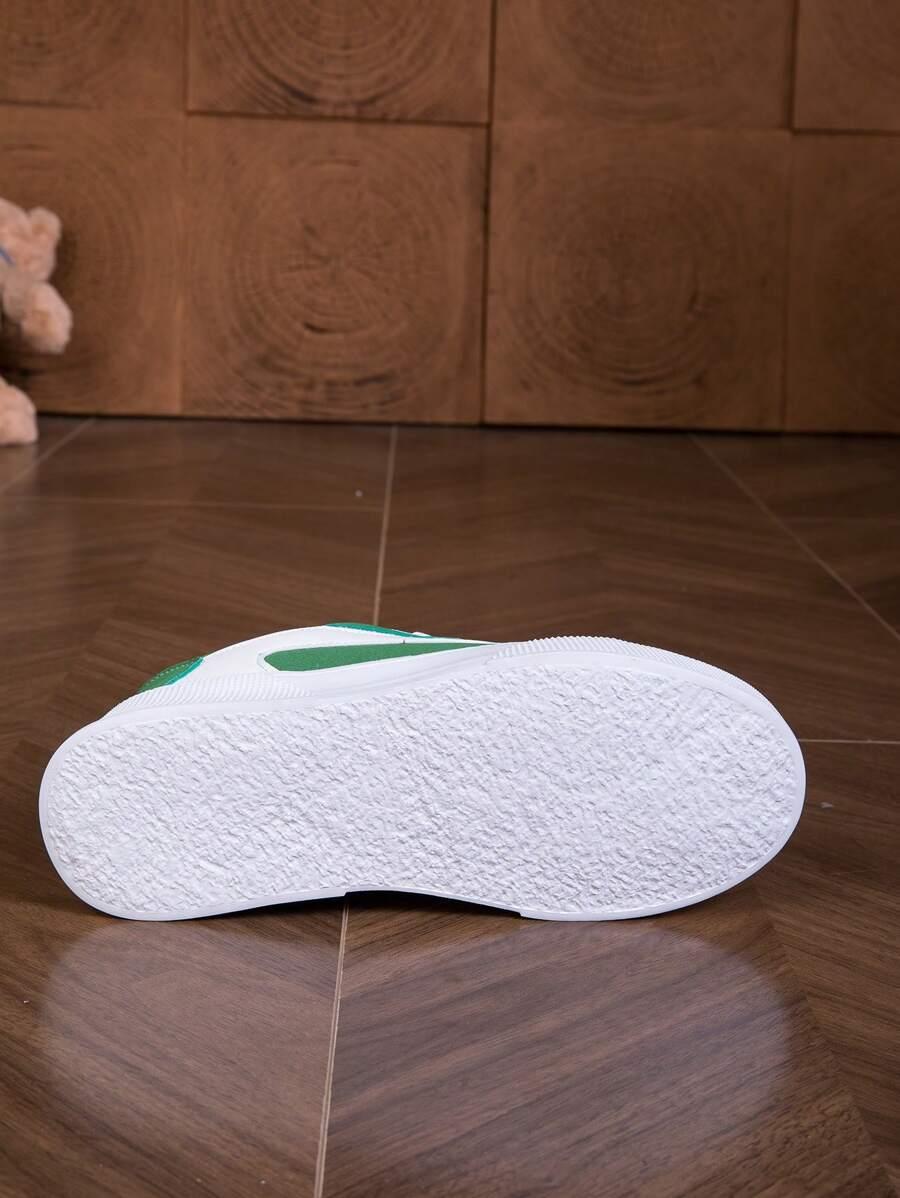 ZIELONE TRAMPKI WIĄZNIE