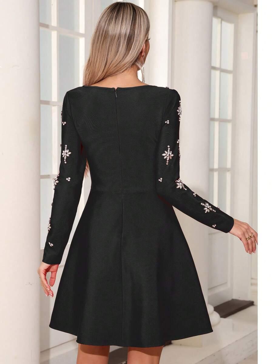 czarna mini sukienka zdobienia