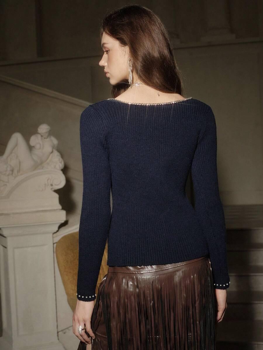 granatowy sweter zdobienie