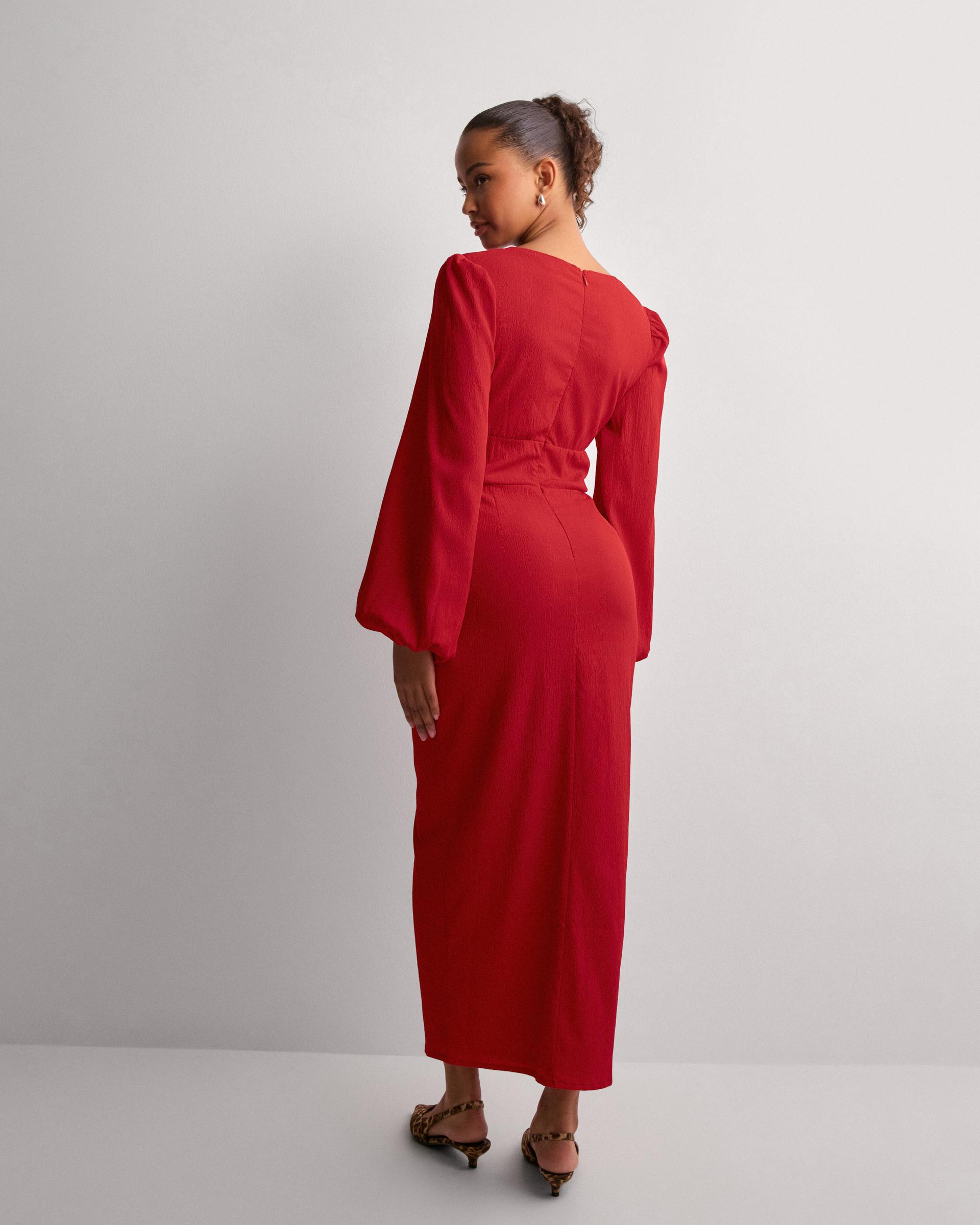 czerwona sukienka rozporek v neck