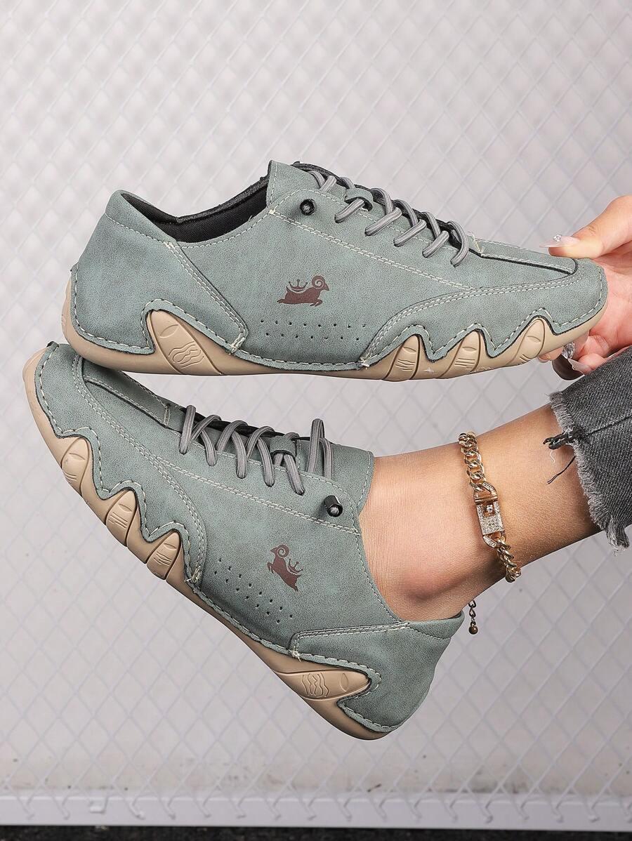 sznurowane zielone buty sportowe