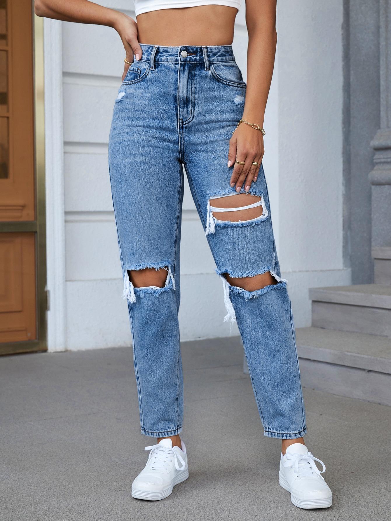 niebieskie spodnie jeans