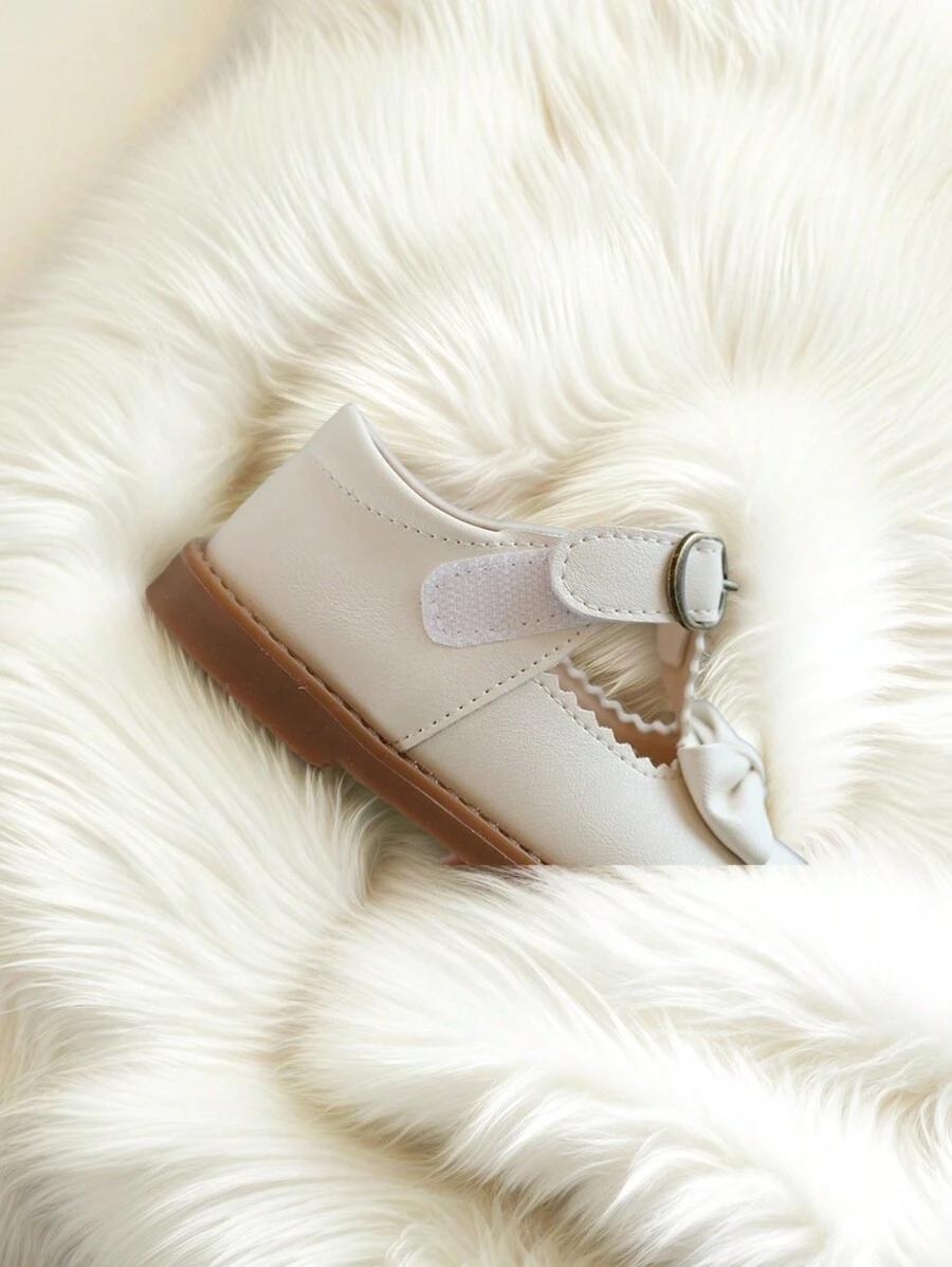 kremowe buty kokardka
