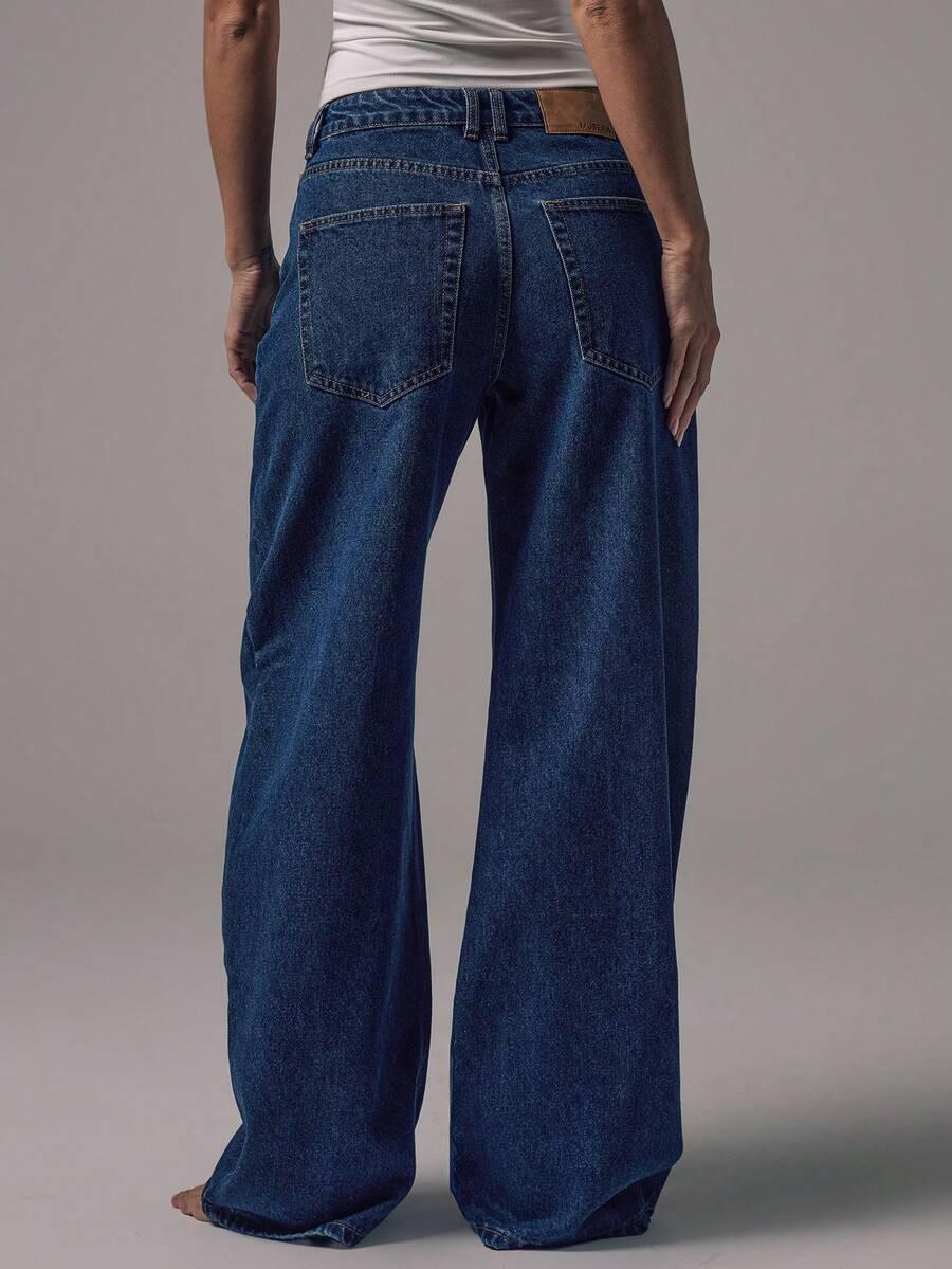niebieskie spodnie jeans