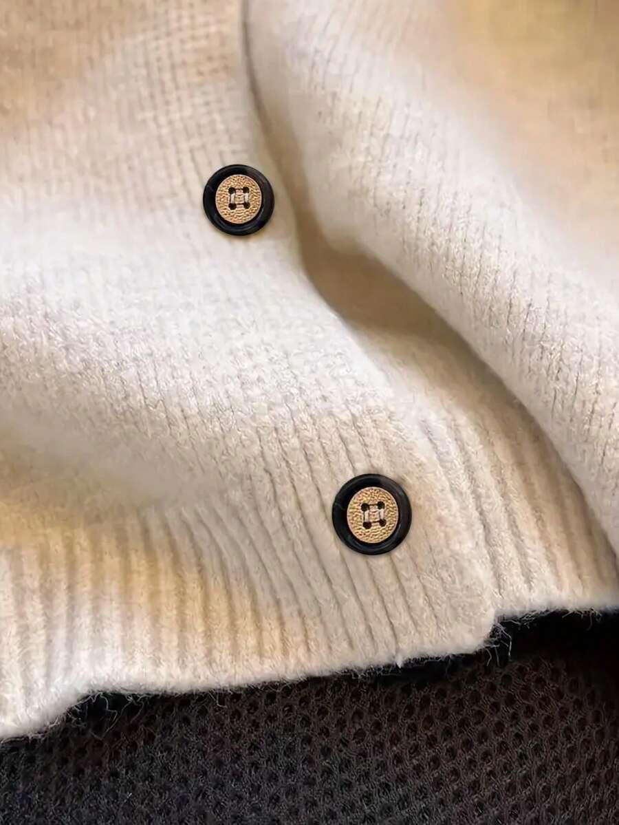 beżowy sweter guziki 