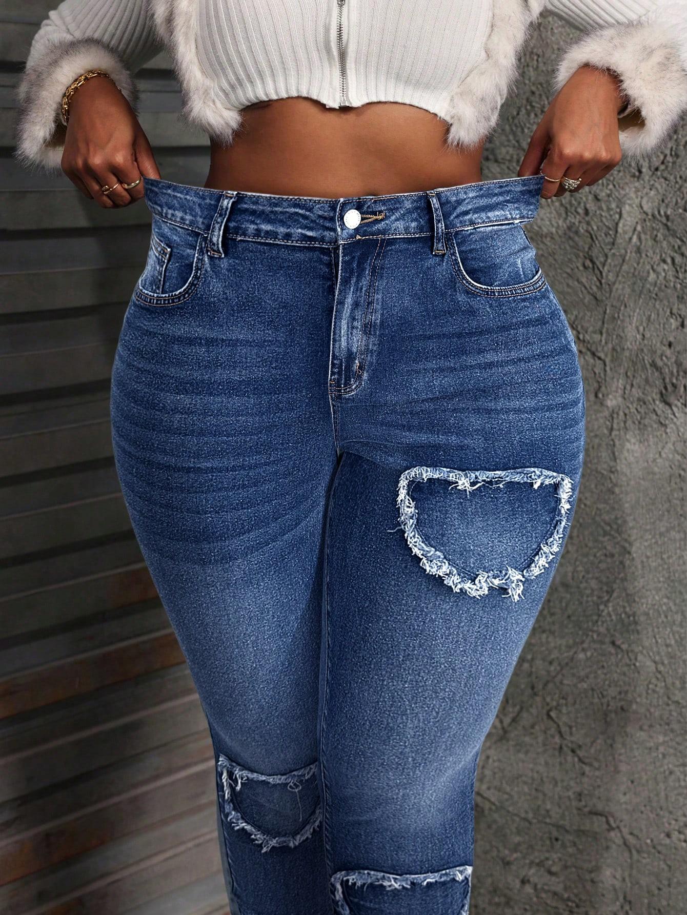 niebieskie spodnie jeans