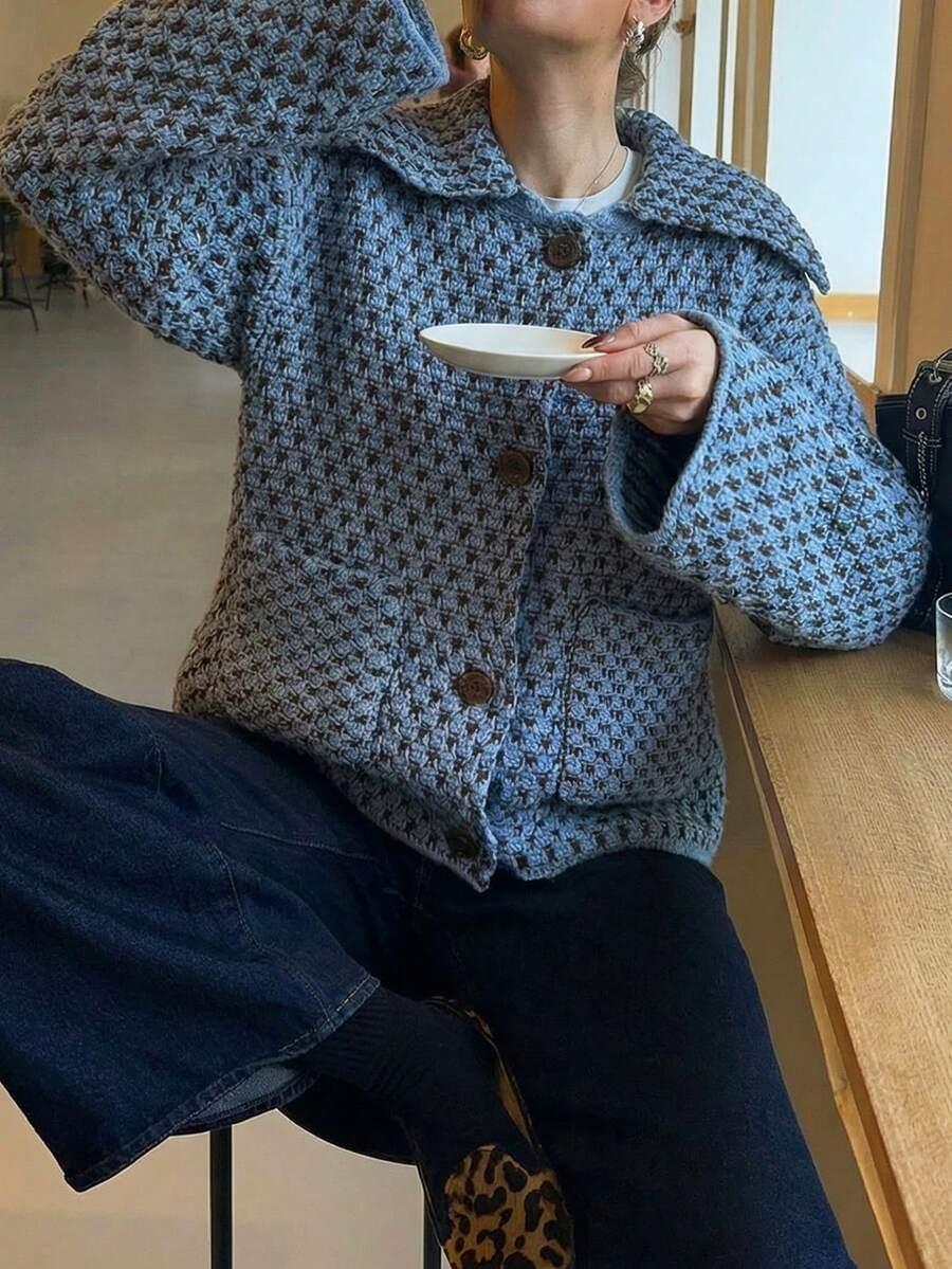 niebieski sweter guziki