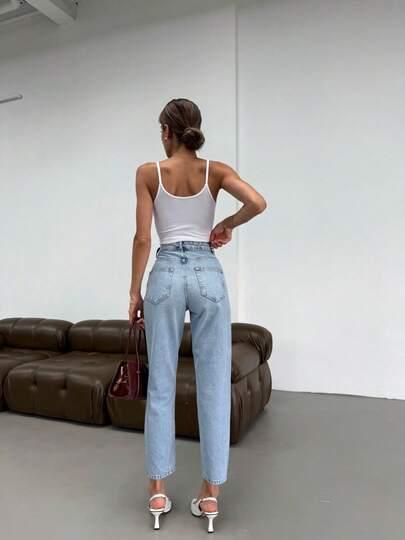 niebieskie spodnie jeans 