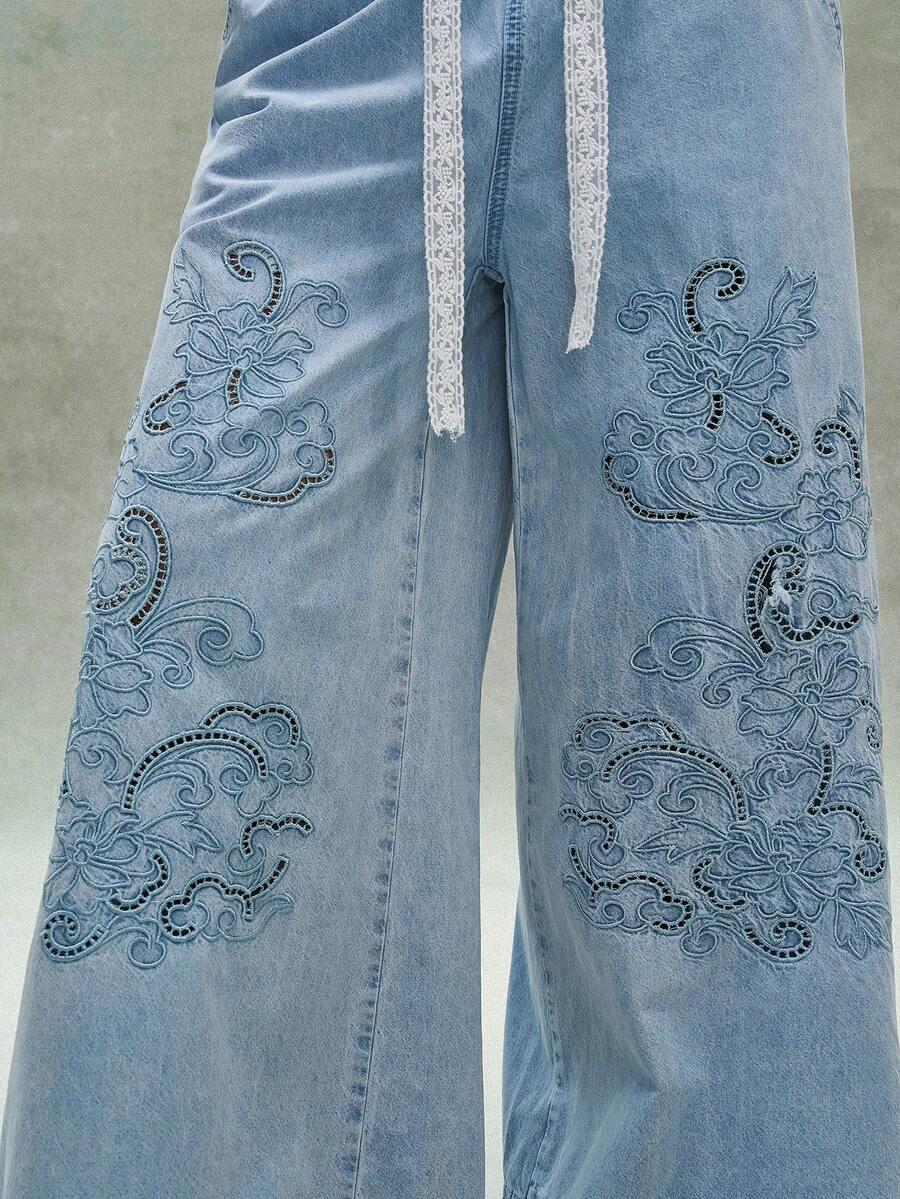 niebieskie spodnie jeans