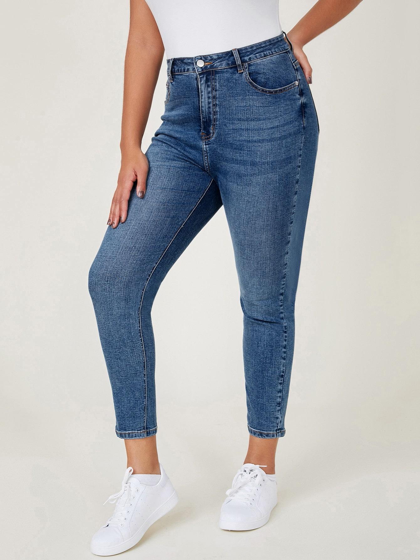 niebieskie spodnie jeans 